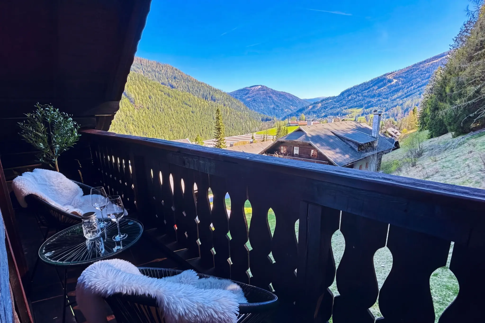MountainView Lodge Sankt Oswald — Balkon mit Bergpanorama Kärnten