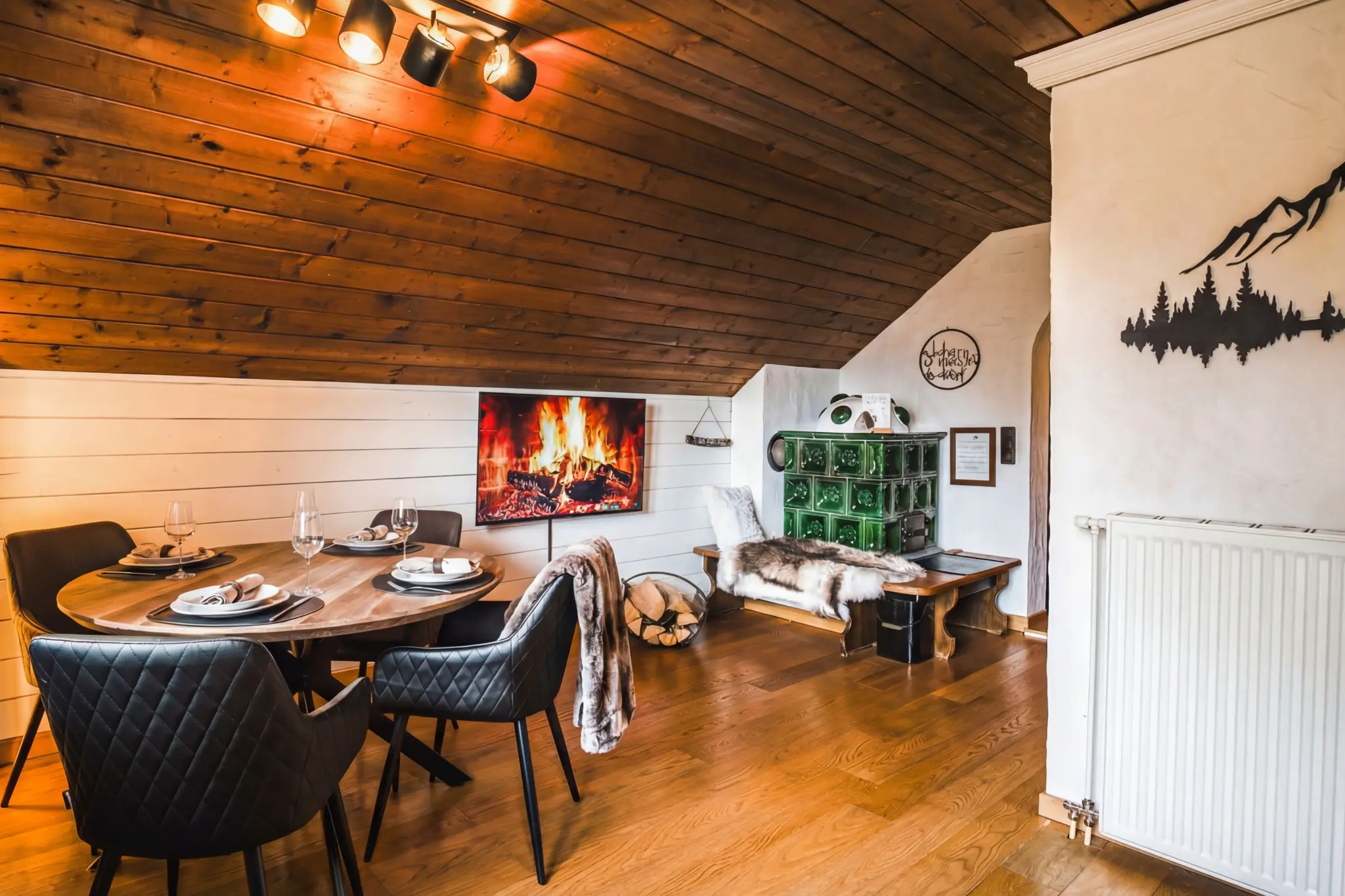 Wohnzimmer MountainView Lodge Sankt Oswald — Kachelofen und alpines Ambiente