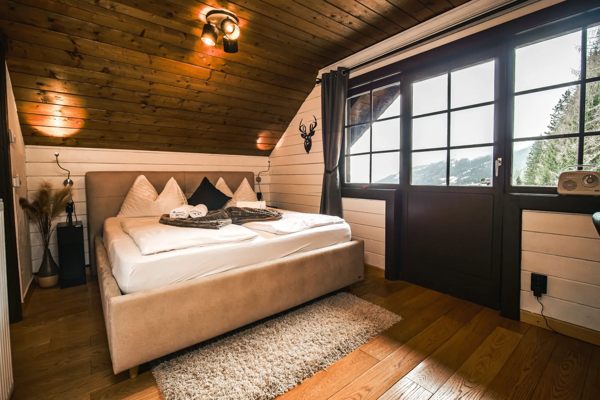 Schlafzimmer MountainView Lodge Sankt Oswald — Komfort mit Bergblick