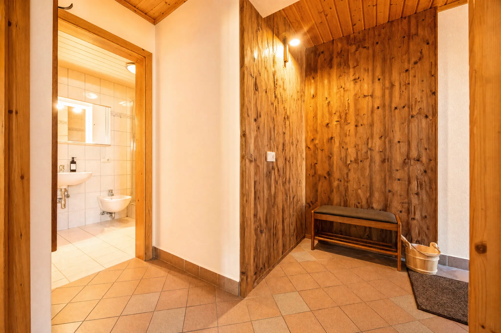 Eingangsbereich mit Holzvertäfelung