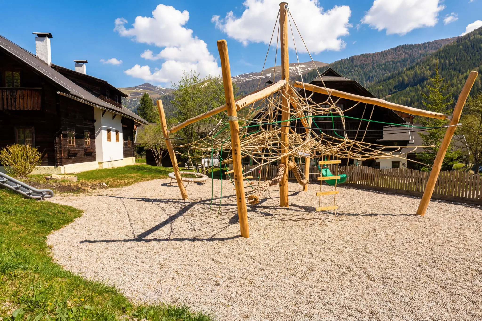 Spielplatz MountainView Lodge Sankt Oswald – Familienurlaub Kärnten Nockberge